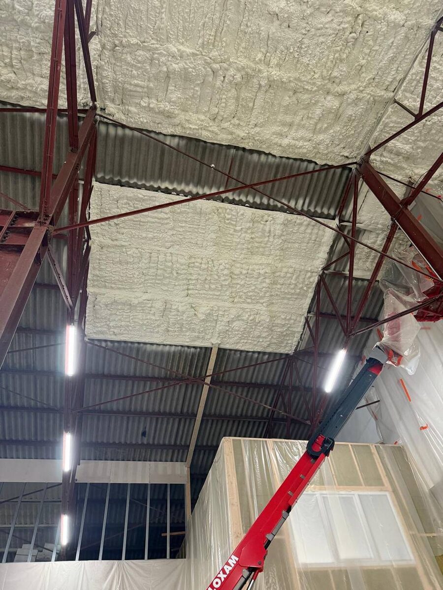 Isolation projetée polyuréthane sur murs - chantier Top'Isol